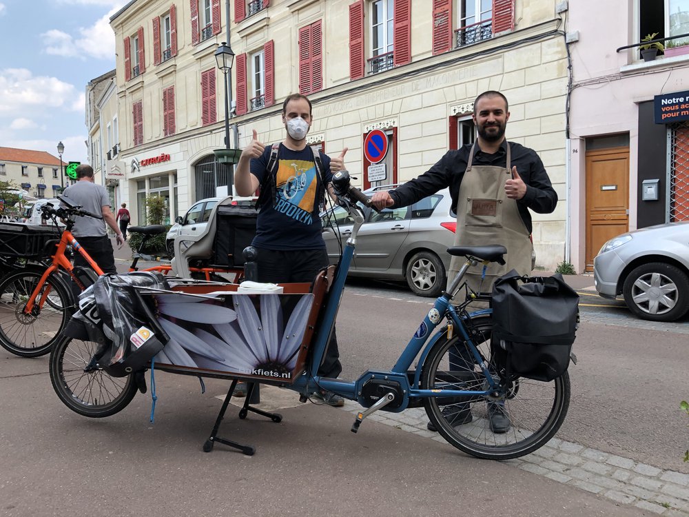 Livraison par Benjamin Carassic de FARàVélo (gauche) pour Jean-Samuel Kubich de Malt & Vin.