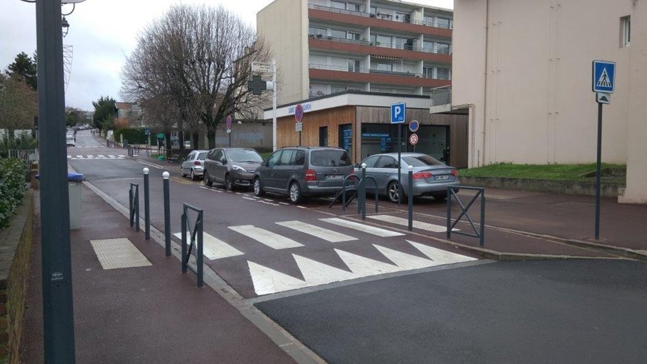 La montée depuis le centre commercial vers la rue Boucicaut.