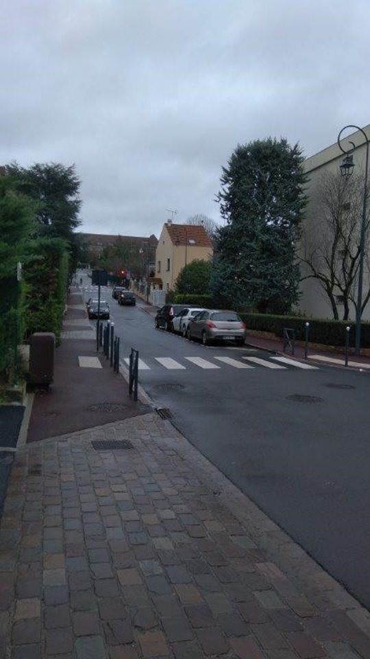 La montée depuis le centre commercial vers l’avenue Maréchal Foch : l'automobiliste est tenté d'accélérer pour passer au feu.