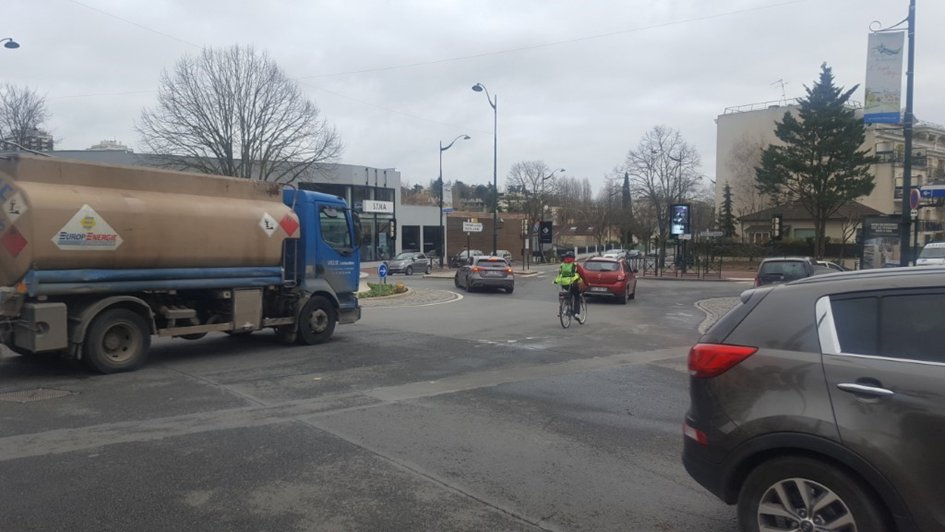 Une rupture urbaine imprenable à vélo faute de sécurisation : le rond-point avenue de la Résistance.