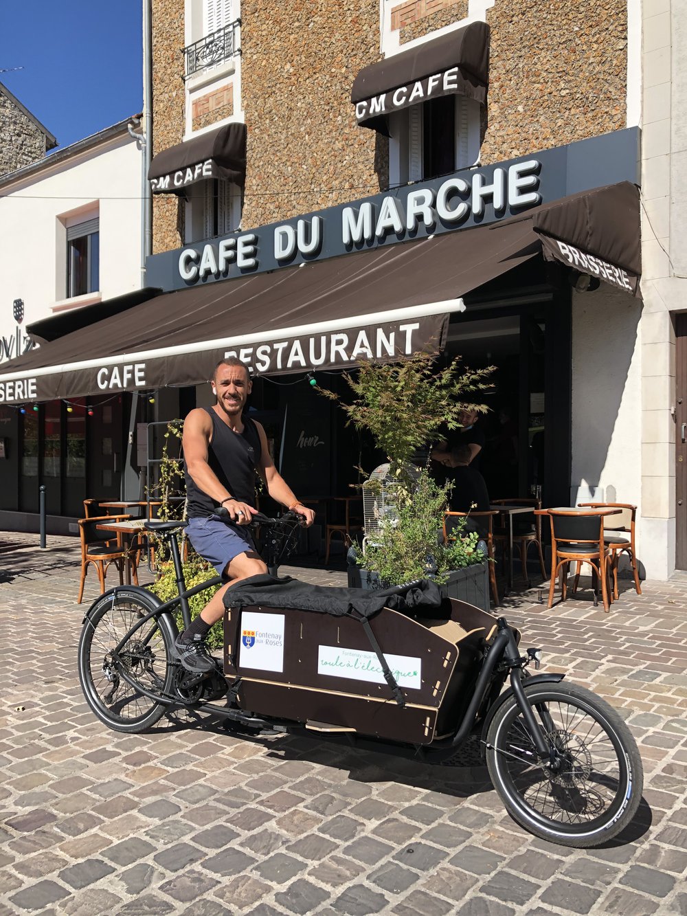 Chérif Mouheb devant le Café du Marché à Fontenay-aux-Roses.