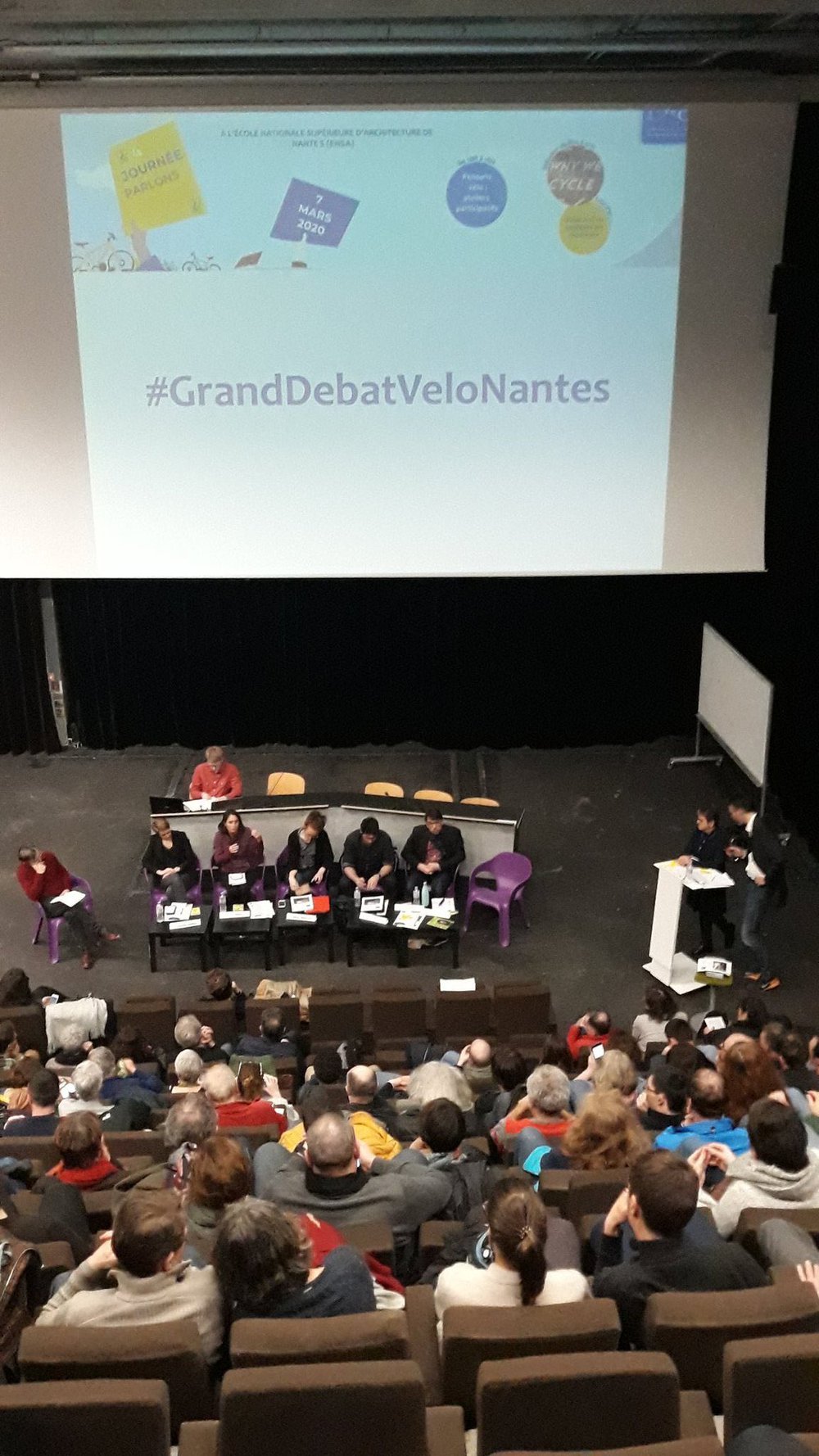 Le grand débat vélo de Place Au Vélo Nantes avec 6 candidats et, à gauche, l'économiste et urbaniste Frédéric Héran (Photo: PAV Nantes).