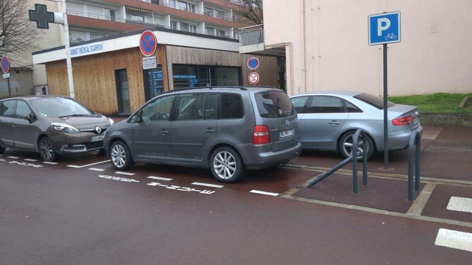 Le stationnement sauvage sur le trottoir est toujours légion, toléré voire encouragé par l’abaissement de la hauteur des trottoirs, et les automobilistes circulent sur les espaces réservés aux piétons pour se croiser, ou se garer.