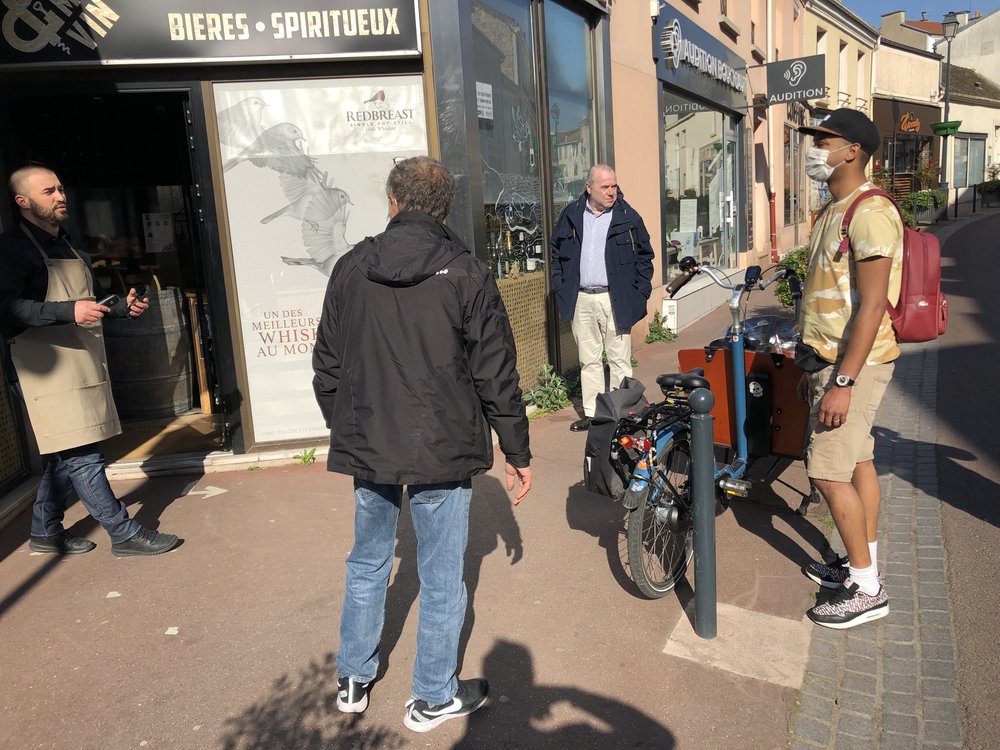 Réunion de travail avec les commerçants avant le départ des livraisons.