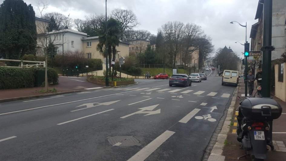 Le carrefour Av. de la Résistance: aucune protection pour le vélo. Qui a envie de se mélanger à trois files de voitures pour tourner à gauche? Notez aussi la voiture garée sur la bande cyclable...