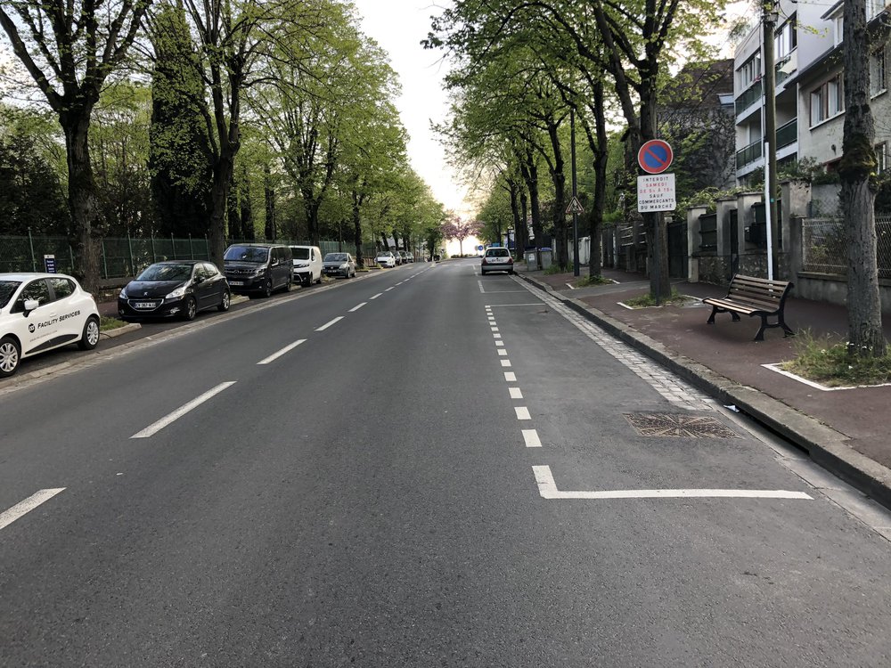 L'avenue Dolivet : une route départementale large et très fréquentée, où une piste cyclable est nécessaire.