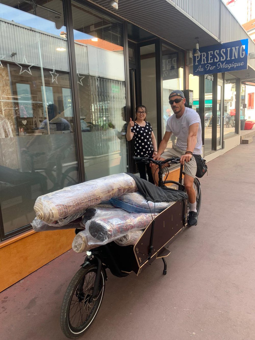 Les tapis lourds du pressing : plus besoin de la voiture, car Chérif et le FARbike vous les livrent!